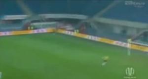 Pha lốp bóng siêu hạng từ giữa sân