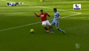 Van Gaal tức giận với 2 chiếc thẻ vàng “ngu ngốc” của Smalling