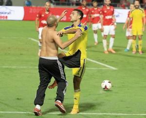 Trận đấu bị hủy giữa chừng vì cầu thủ và ... CĐV đánh nhau