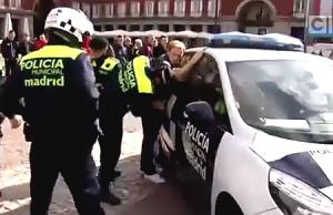 Fan Liverpool bị tóm vì đá bóng trêu ngươi cảnh sát Madrid