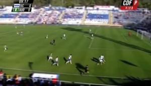 Thủ môn dùng... mặt cứu thua cho đội nhà