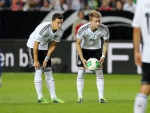 Bayern quyết “bạo chi” vì Oezil và Reus