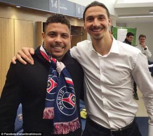 Ibra hớn hở bên thần tượng Ronaldo
