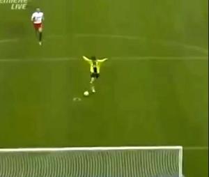 Khó đỡ với Rosicky, ăn mừng trước khi ghi được bàn thắng