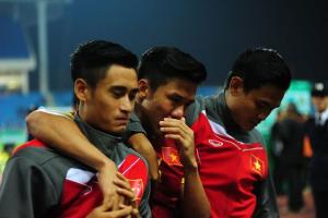 Dàn tuyển thủ Việt Nam khóc nức nở sau trận thua sốc Malaysia