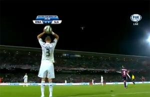 Pepe lóng ngóng ném biên làm trò cười cho khán giả