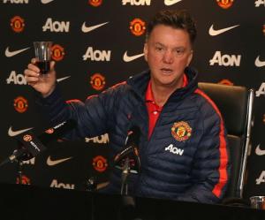 HLV Van Gaal tặng quà Giáng sinh cho học trò tại Man Utd