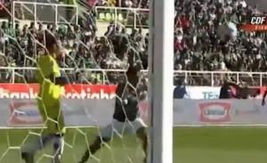 Thủ môn ném bóng cho đối phương ghi bàn: Bán độ hay ngớ ngẩn?