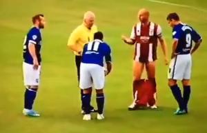 Tụt quần đối phương ngay trước mặt trọng tài