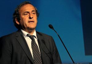 Fan cuồng của Ronaldo rủ nhau tấn công nhà Chủ tịch UEFA bằng ... vũ khí bóng