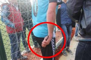 Ăn thẻ đỏ, cầu thủ .... vác dao đòi xử trọng tài