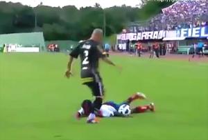 Pha chấn thương bi hài của cầu thủ