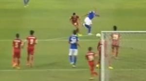 Pha bóng dẫn tới penalty gây tranh cãi của Malaysia