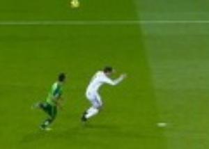 Ronaldo ăn vạ quá lộ liễu mà vẫn qua mặt được trọng tài