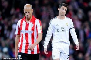 Ronaldo dính thẻ đỏ, Real Madrid lỡ cơ hội vượt mặt Barcelona