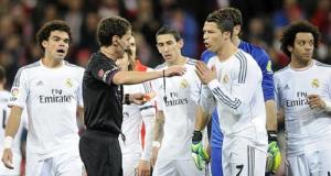 Trọng tài rút thẻ đỏ đuổi Cristiano Ronaldo bị treo còi một tháng