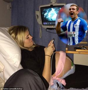 Cầu thủ vừa trông vợ đẻ vừa xem Arsenal - Bayern