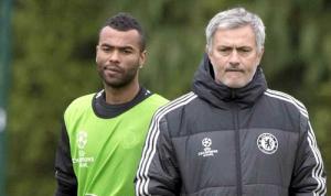 Chelsea: Ashley Cole sẽ trở thành Casillas thứ hai?
