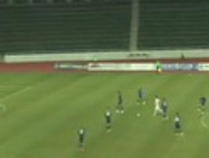 Cả đội đứng yên để đối thủ ghi bàn