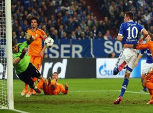 Casillas thiết lập kỷ lục 952 phút giữ sạch lưới