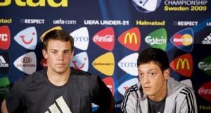 Vì sao Neuer đi guốc trong bụng Oezil ?