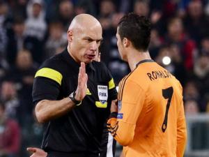 Ronaldo gặp lại người quen Howard Webb ở trận đấu với Schalke 04