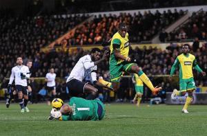 Tottenham vấp ngã trên đường đua vào top 4