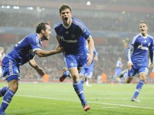 Balotelli sa sút, Liverpool tính chi 8 triệu bảng cho Huntelaar