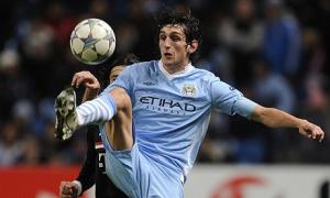 M.U tính thay Vidic bằng người thừa của Man City