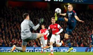 Pep Guardiola: Szczesny xứng đáng phải nhận thẻ đỏ