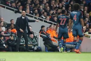 Wenger phải cắp sách học Pep về chiến thuật!