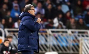 Đằng sau thảm bại của Barca: HLV Martino bị đuổi vì mắng trọng tài là thằng khốn