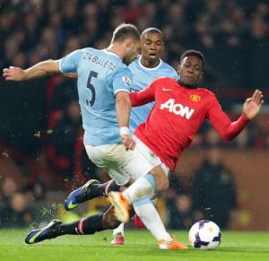 Zabaleta la làng: Welbeck định đá gãy chân tôi