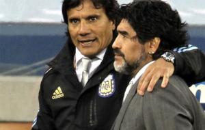 Chiến hữu của Maradona hạ thấp Messi