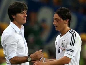 Mesut Ozil tự tin đối mặt với cơn bão chỉ trích