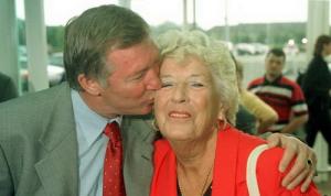 Nguồn cảm hứng của Sir Alex là... cô giáo già đã đánh ông bằng dây lưng