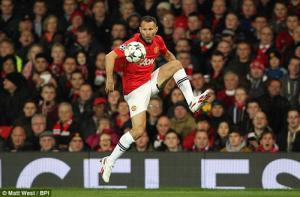 Giggs thăng hoa: Mata nhìn đây mà học tập