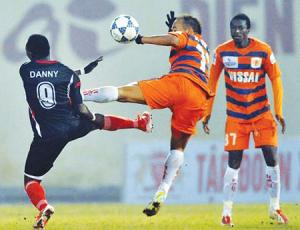Chống bạo lực ở V-League: Tiền hậu bất nhất