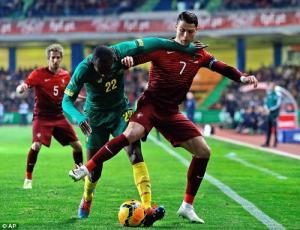 Ronaldo vươn lên tầm huyền thoại, BĐN thắng to Cameroon