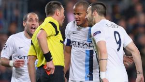 Bại trận trước Barca, các cầu thủ Man City trút giận lên đầu trọng tài