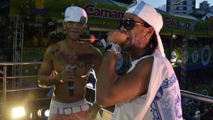 Mải mê chơi hội, Ronaldinho ăn phạt