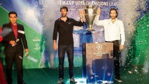 UEFA ca ngợi hành trình của Van Nistelrooy ở VN