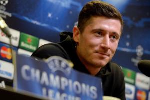 Lewandowski vừa dọa Real vừa... run