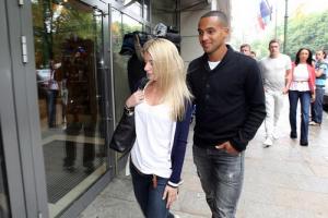 Walcott sướng rơn vì được làm bố trẻ con