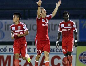 Công Vinh ghi bàn, SL Nghệ An vẫn thua B.Bình Dương