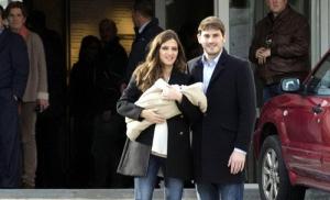 Chuyện của Casillas - Carbonero: Cha vào nhà đá, con làm ngơ