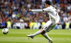 Nghệ thuật sút bóng của Ronaldo: Có thể ghi bàn từ… quầy xúc xích