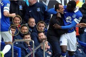 Các cầu thủ Arsenal cười tươi sau khi bị thủng lưới