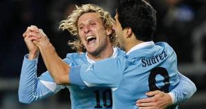 Luis Suarez từng bị Diego Forlan dụ tới Man United
