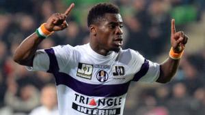 Arsenal sẽ thay thế Sagna bằng Serge Aurier